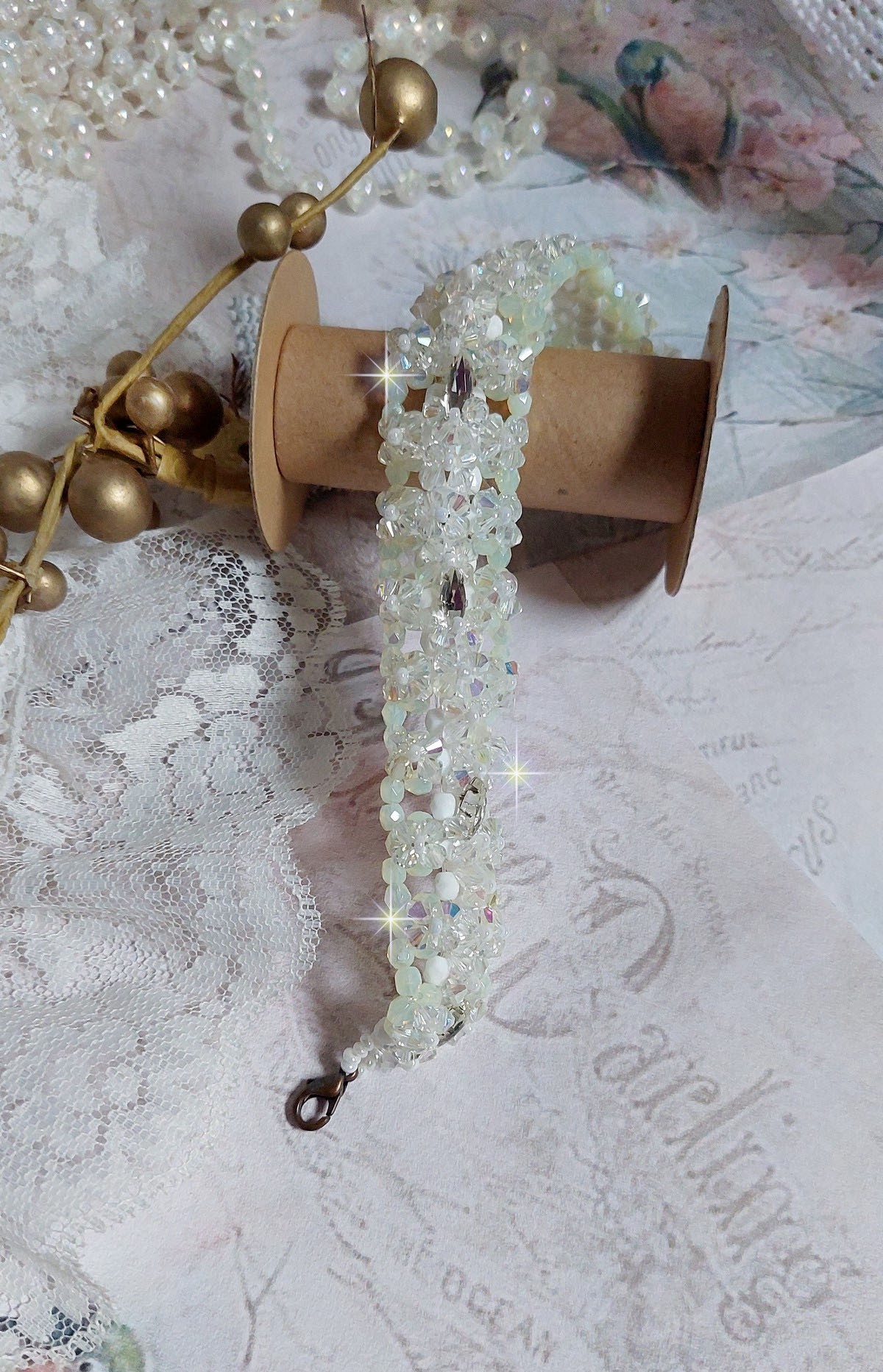 Venus-armband med Swarovski-kristallspinnare och opaka vita bohemiska glasfacetter
