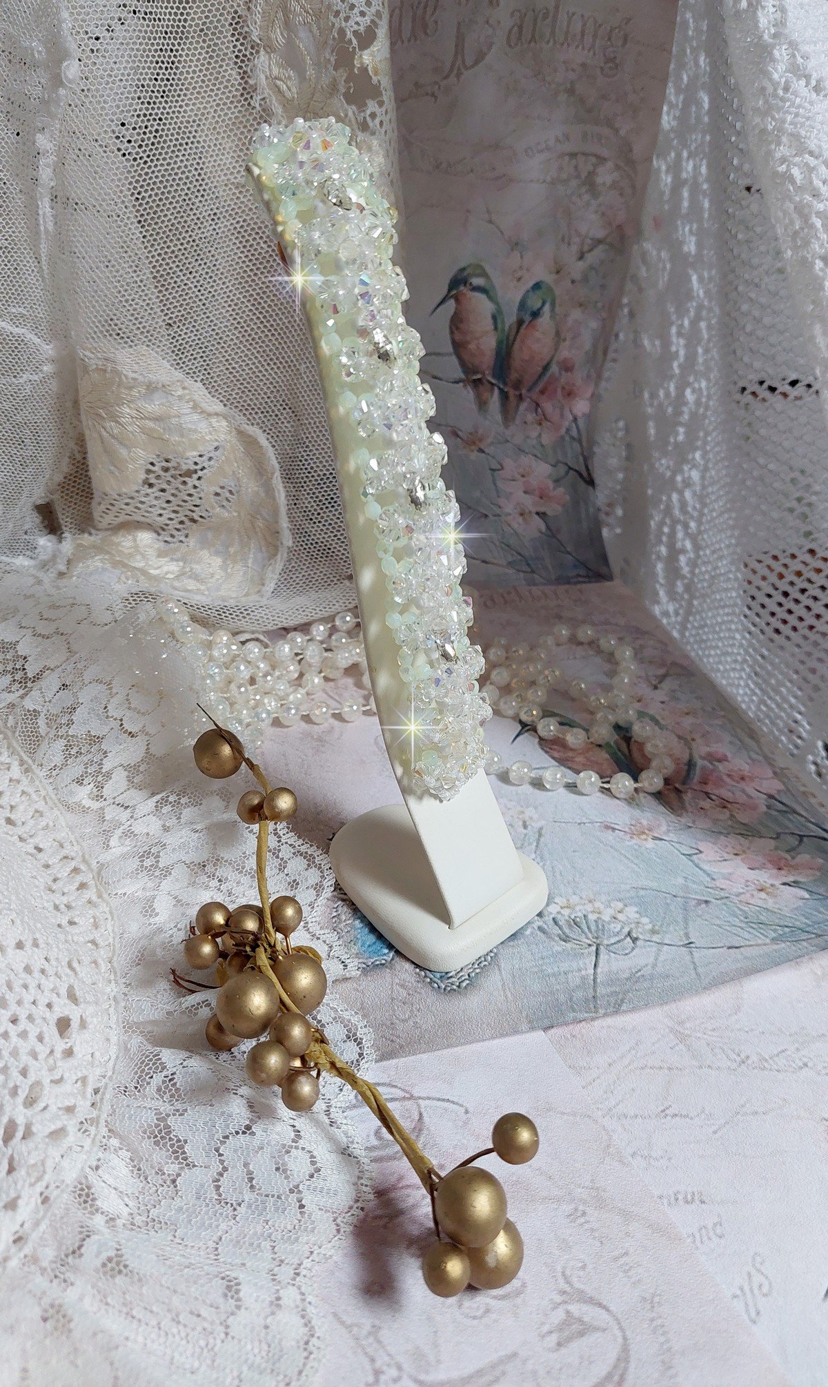Venus-armband med Swarovski-kristallspinnare och opaka vita bohemiska glasfacetter