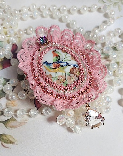 Broche Amour d&rsquo;oiseaux brod&eacute;e avec cabochon porcelaine de limoge, perle cristal, dentelle et pendentif cristal de verre