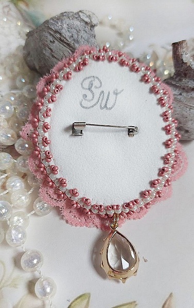 Broche Amour d&rsquo;oiseaux brod&eacute;e avec cabochon porcelaine de limoge, perle cristal, dentelle et pendentif cristal de verre