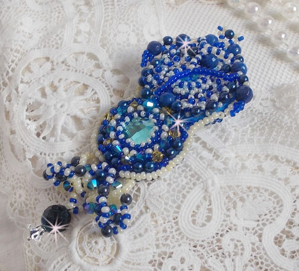 Blue Palace Haute-Couture brosch broderad med Swarovski-kristaller, runda pärlpärlor, bohemiska glasfacetter och fröpärlor.