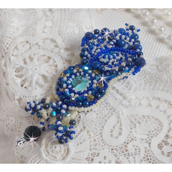 Blue Palace Haute-Couture brosch broderad med Swarovski-kristaller, runda p&auml;rlp&auml;rlor, bohemiska glasfacetter och fr&ouml;p&auml;rlor.