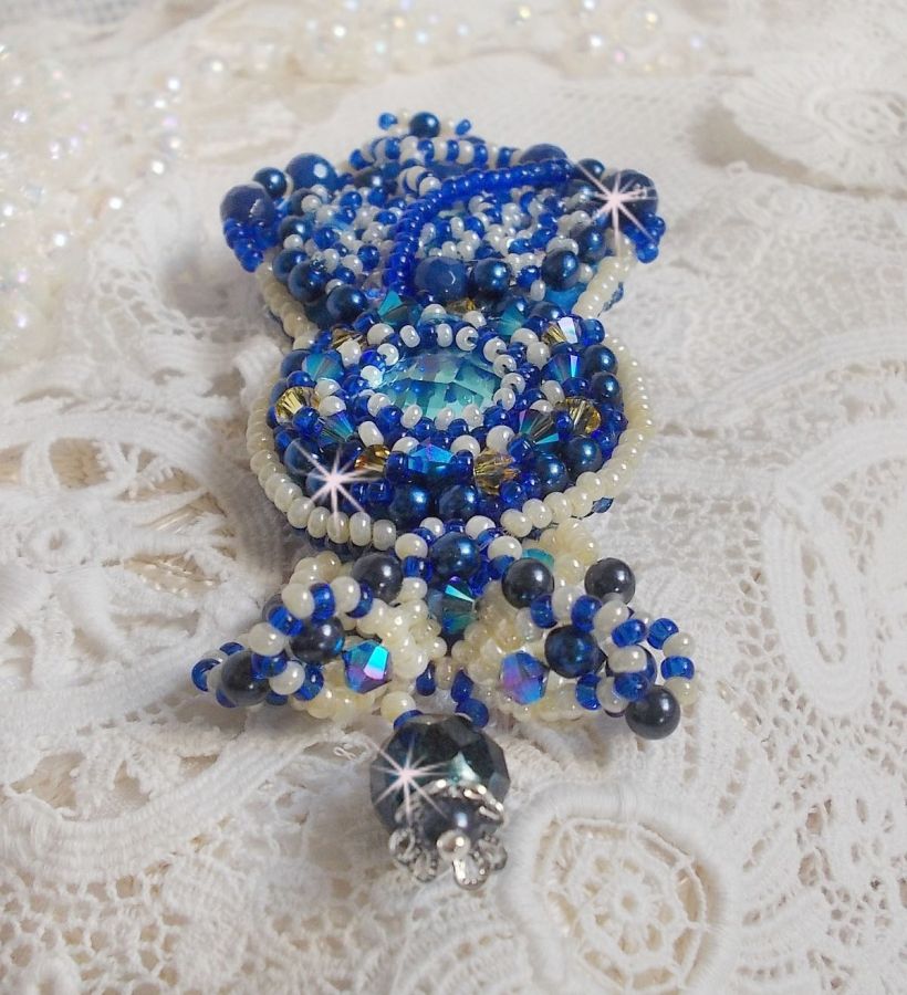 Blue Palace Haute-Couture brosch broderad med Swarovski-kristaller, runda pärlpärlor, bohemiska glasfacetter och fröpärlor.