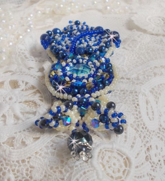 Blue Palace Haute-Couture brosch broderad med Swarovski-kristaller, runda p&auml;rlp&auml;rlor, bohemiska glasfacetter och fr&ouml;p&auml;rlor.