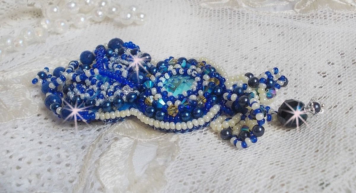Blue Palace Haute-Couture brosch broderad med Swarovski-kristaller, runda pärlpärlor, bohemiska glasfacetter och fröpärlor.