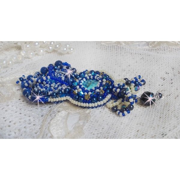 Blue Palace Haute-Couture brosch broderad med Swarovski-kristaller, runda pärlpärlor, bohemiska glasfacetter och fröpärlor.