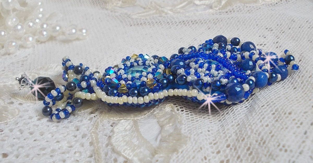 Blue Palace Haute-Couture brosch broderad med Swarovski-kristaller, runda pärlpärlor, bohemiska glasfacetter och fröpärlor.