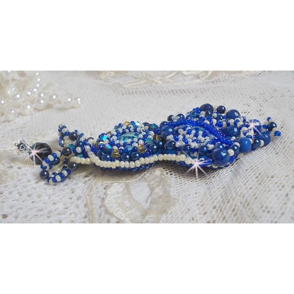 Blue Palace Haute-Couture brosch broderad med Swarovski-kristaller, runda pärlpärlor, bohemiska glasfacetter och fröpärlor.