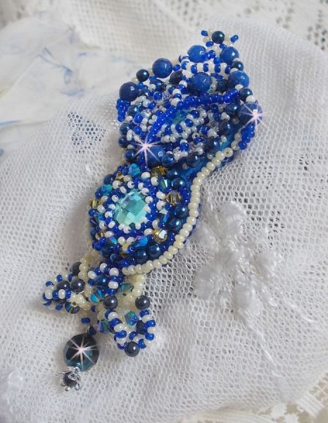 Blue Palace Haute-Couture brosch broderad med Swarovski-kristaller, runda p&auml;rlp&auml;rlor, bohemiska glasfacetter och fr&ouml;p&auml;rlor.