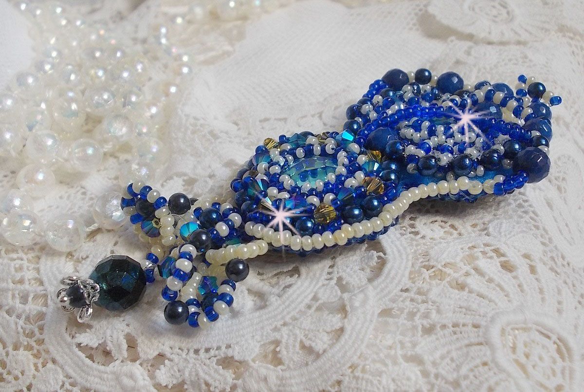 Blue Palace Haute-Couture brosch broderad med Swarovski-kristaller, runda pärlpärlor, bohemiska glasfacetter och fröpärlor.