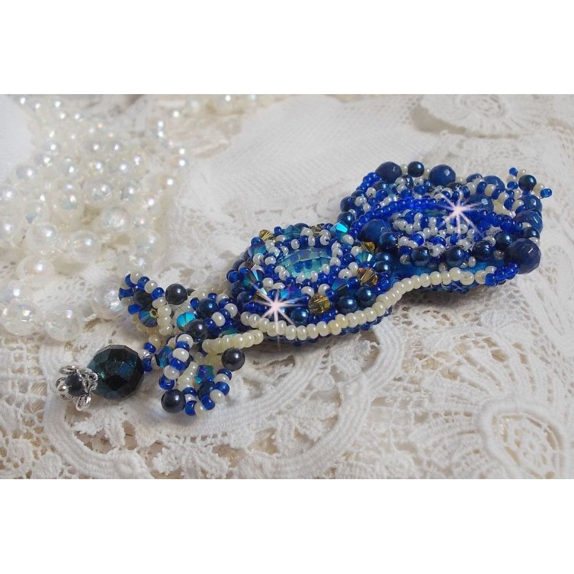 Blue Palace Haute-Couture brosch broderad med Swarovski-kristaller, runda pärlpärlor, bohemiska glasfacetter och fröpärlor.