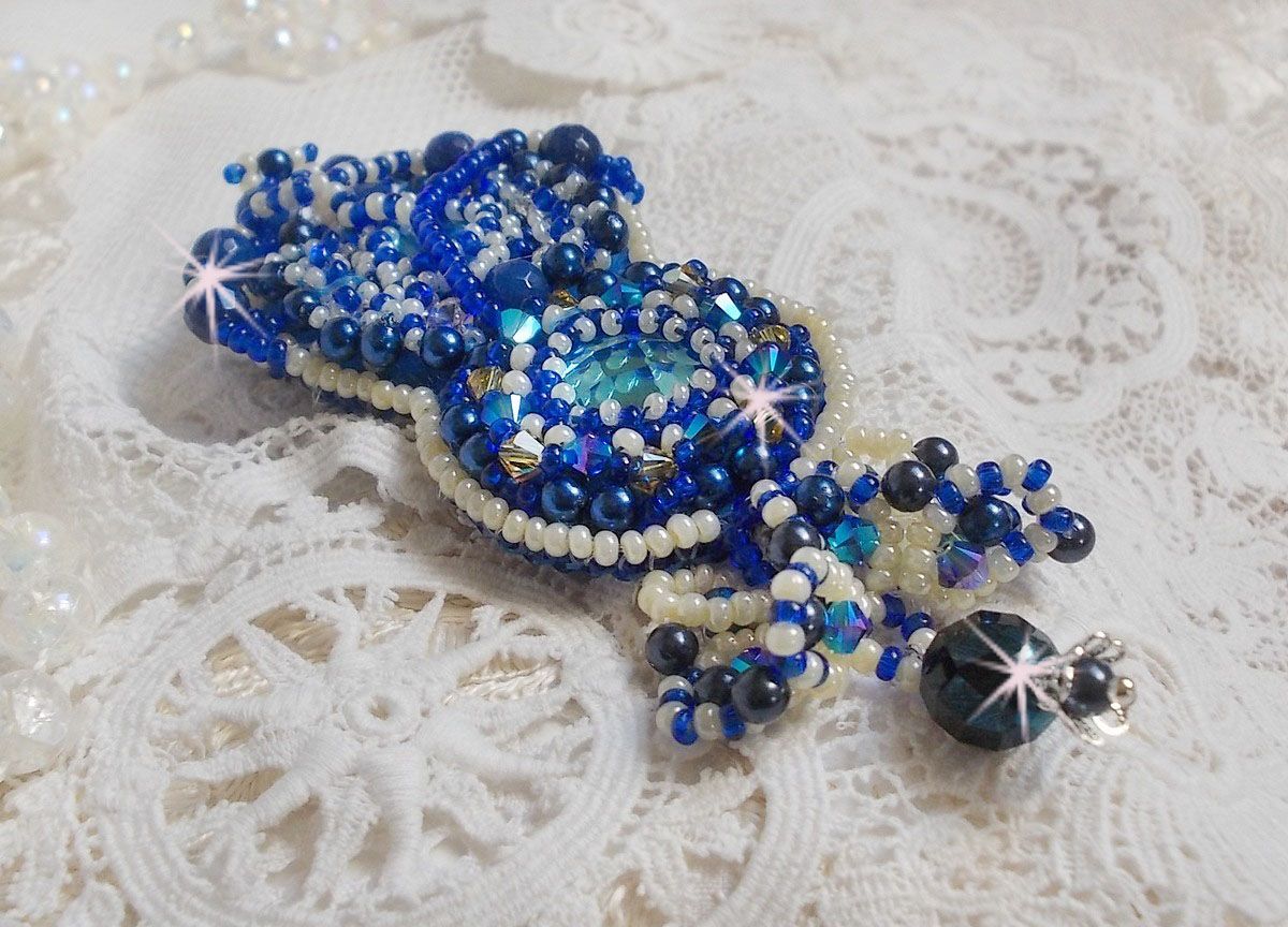 Blue Palace Haute-Couture brosch broderad med Swarovski-kristaller, runda pärlpärlor, bohemiska glasfacetter och fröpärlor.