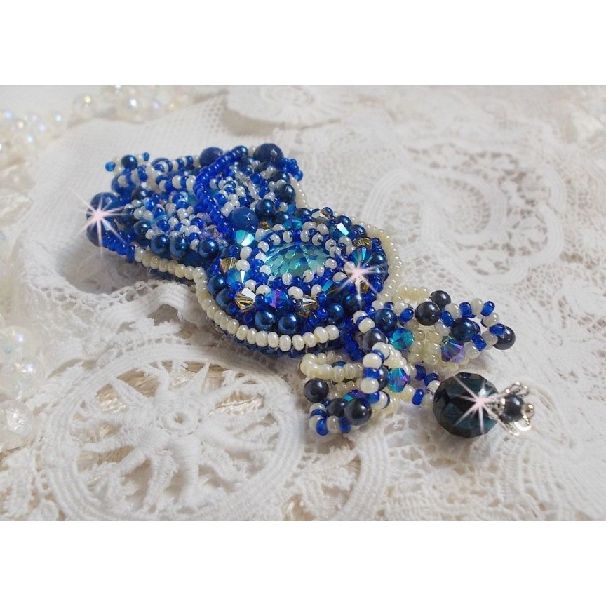 Blue Palace Haute-Couture brosch broderad med Swarovski-kristaller, runda pärlpärlor, bohemiska glasfacetter och fröpärlor.