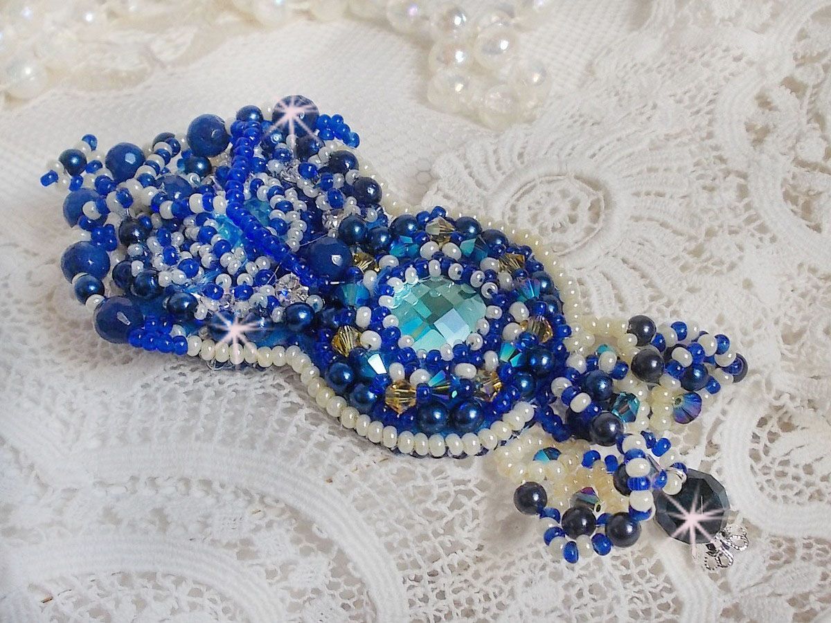 Blue Palace Haute-Couture brosch broderad med Swarovski-kristaller, runda pärlpärlor, bohemiska glasfacetter och fröpärlor.