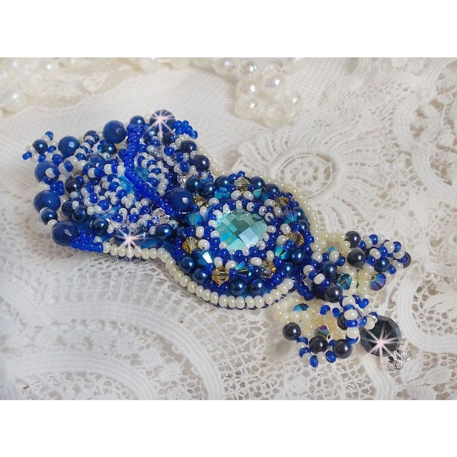 Blue Palace Haute-Couture brosch broderad med Swarovski-kristaller, runda pärlpärlor, bohemiska glasfacetter och fröpärlor.