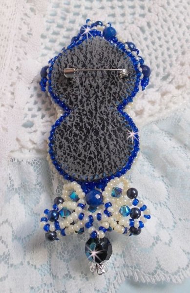 Blue Palace Haute-Couture brosch broderad med Swarovski-kristaller, runda p&auml;rlp&auml;rlor, bohemiska glasfacetter och fr&ouml;p&auml;rlor.