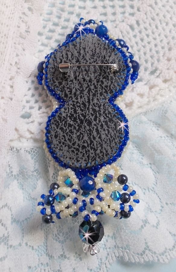 Blue Palace Haute-Couture brosch broderad med Swarovski-kristaller, runda pärlpärlor, bohemiska glasfacetter och fröpärlor.