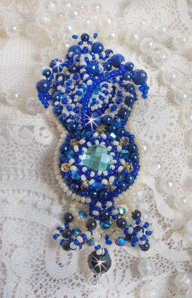 Blue Palace Haute-Couture brosch broderad med Swarovski-kristaller, runda p&auml;rlp&auml;rlor, bohemiska glasfacetter och fr&ouml;p&auml;rlor.