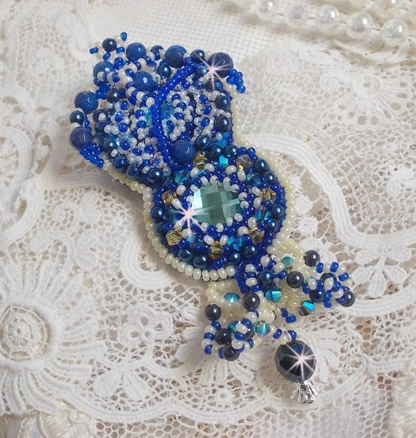 Blue Palace Haute-Couture brosch broderad med Swarovski-kristaller, runda pärlpärlor, bohemiska glasfacetter och fröpärlor.