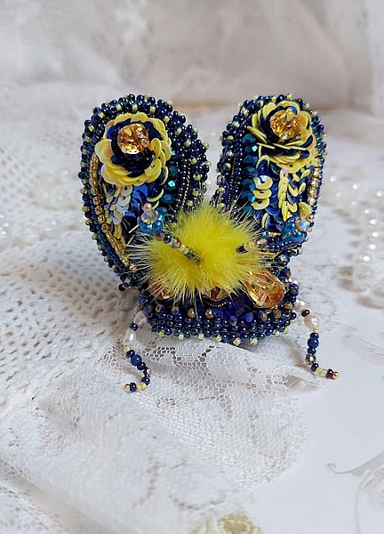 Broche Cara Royal Soleil, brod&eacute;e avec perles d&rsquo;eau douce, sequins, verre, strass et cristaux de swarovski