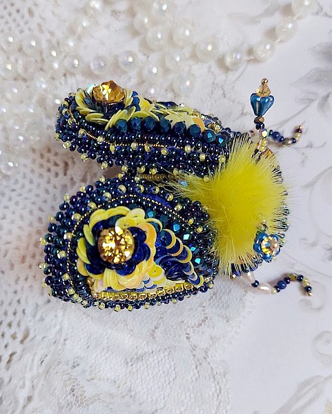 Broche Cara Royal Soleil, brod&eacute;e avec perles d&rsquo;eau douce, sequins, verre, strass et cristaux de swarovski