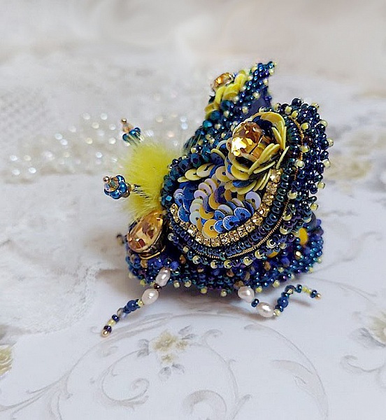 Broche Cara Royal Soleil, brod&eacute;e avec perles d&rsquo;eau douce, sequins, verre, strass et cristaux de swarovski