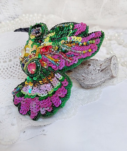 Broche Colibri Hibiscus brod&eacute;e avec sequins, perles verres et perles Cristal Swarovski