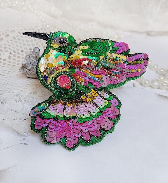 Broche Colibri Hibiscus brod&eacute;e avec sequins, perles verres et perles Cristal Swarovski