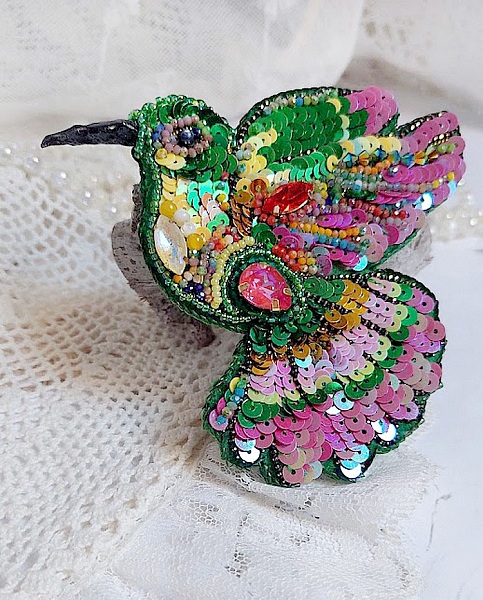 Broche Colibri Hibiscus brod&eacute;e avec sequins, perles verres et perles Cristal Swarovski