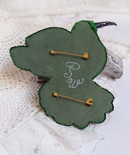 Broche Colibri Hibiscus brod&eacute;e avec sequins, perles verres et perles Cristal Swarovski