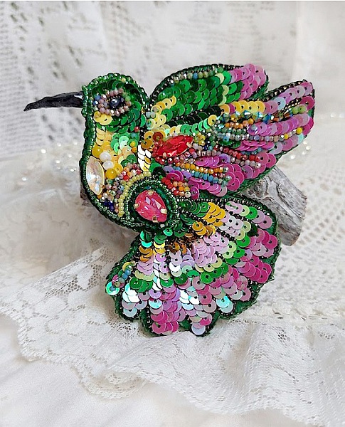 Broche Colibri Hibiscus brod&eacute;e avec sequins, perles verres et perles Cristal Swarovski