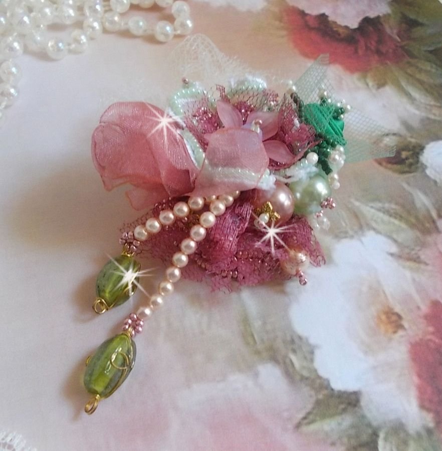 Soft Powdered brosch skapad med spets, organza band, Swarovski pärlor, glaspärlor och fröpärlor. 