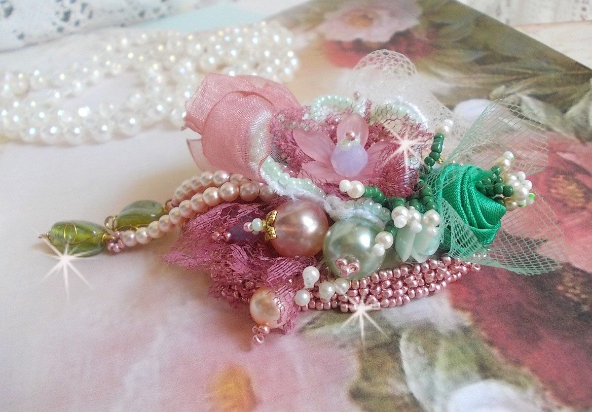 Soft Powdered brosch skapad med spets, organza band, Swarovski pärlor, glaspärlor och fröpärlor. 