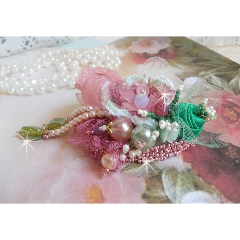 Soft Powdered brosch skapad med spets, organza band, Swarovski pärlor, glaspärlor och fröpärlor. 
