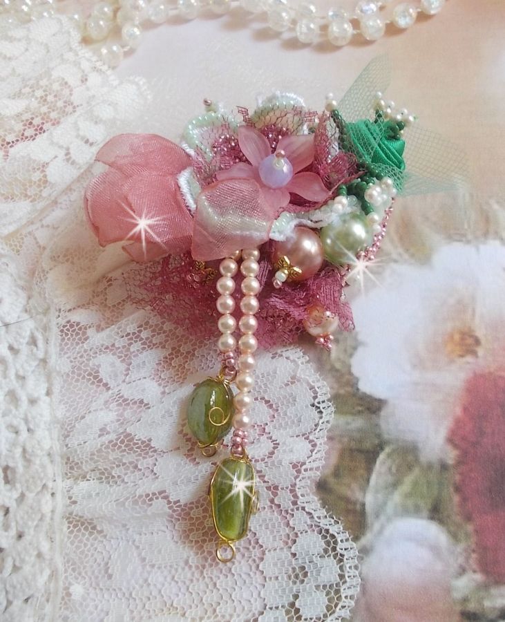 Soft Powdered brosch skapad med spets, organza band, Swarovski pärlor, glaspärlor och fröpärlor. 