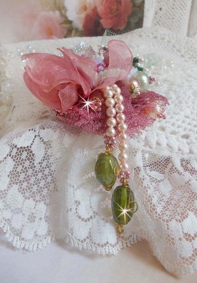 Soft Powdered brosch skapad med spets, organza band, Swarovski pärlor, glaspärlor och fröpärlor. 