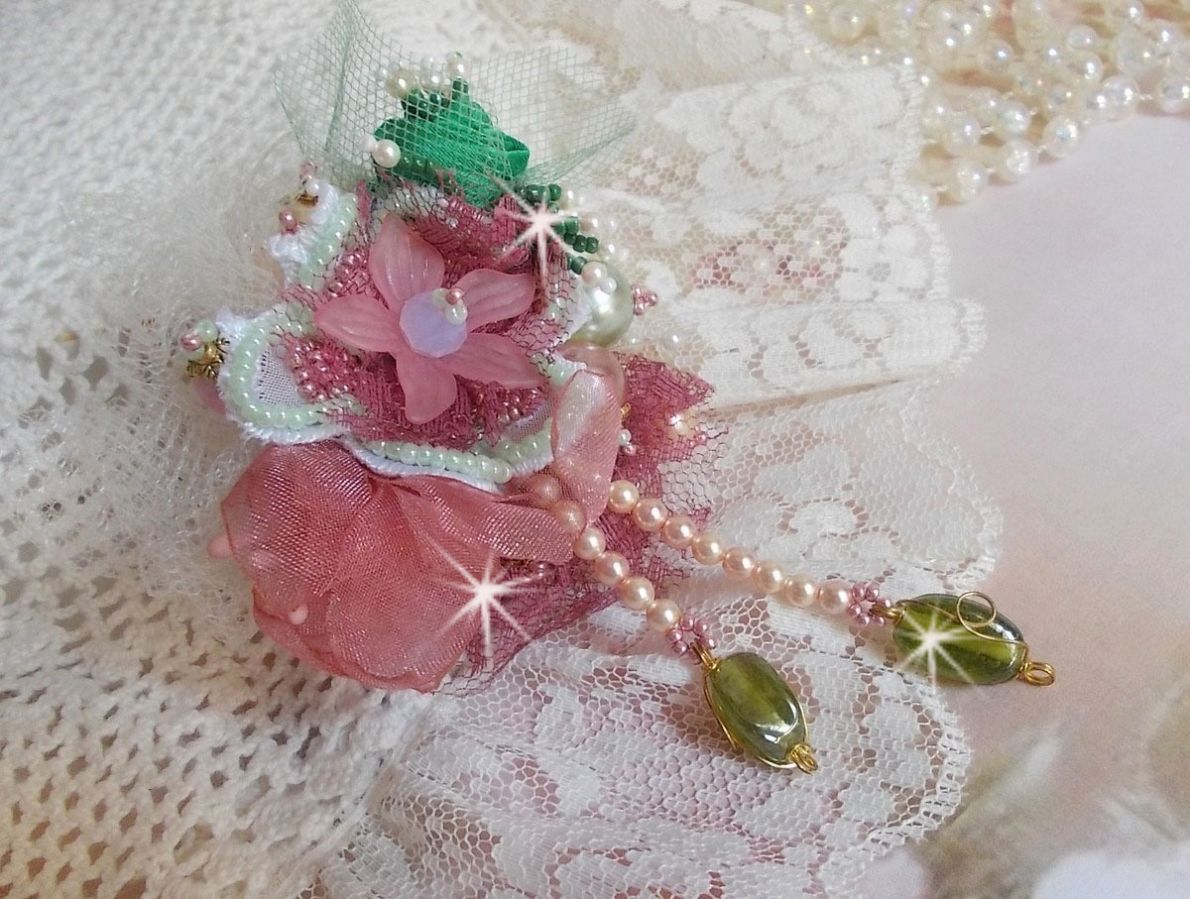 Soft Powdered brosch skapad med spets, organza band, Swarovski pärlor, glaspärlor och fröpärlor. 