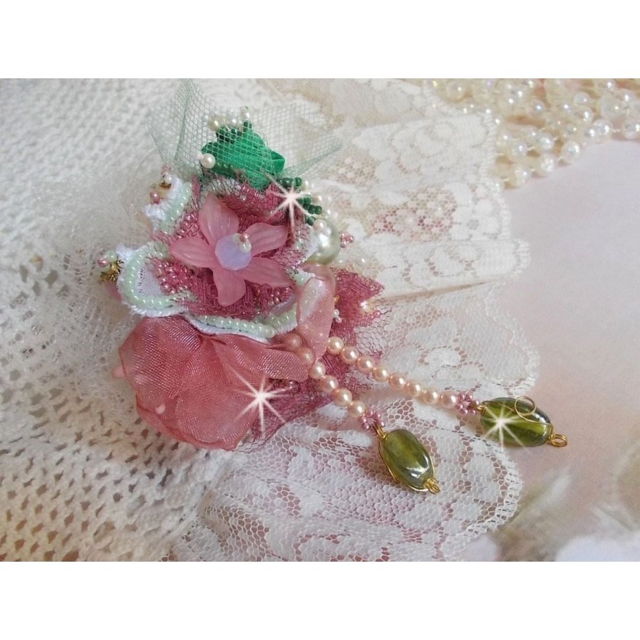 Soft Powdered brosch skapad med spets, organza band, Swarovski pärlor, glaspärlor och fröpärlor. 