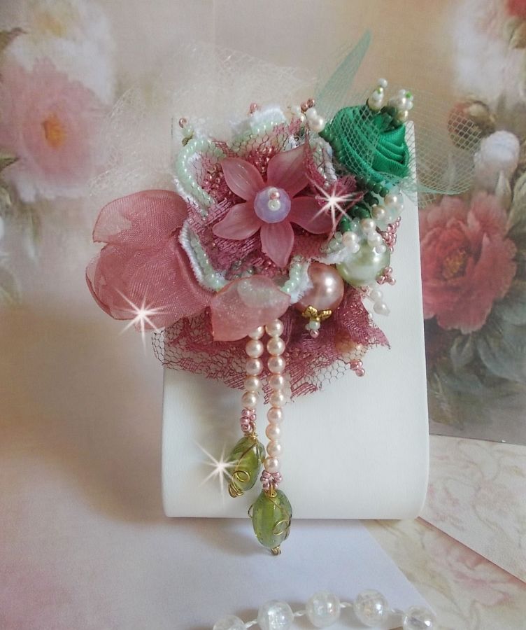 Soft Powdered brosch skapad med spets, organza band, Swarovski pärlor, glaspärlor och fröpärlor. 