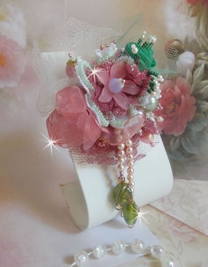 Soft Powdered brosch skapad med spets, organza band, Swarovski pärlor, glaspärlor och fröpärlor. 