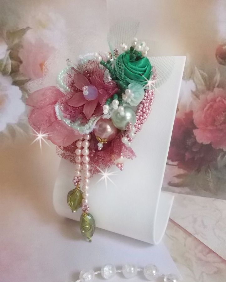 Soft Powdered brosch skapad med spets, organza band, Swarovski pärlor, glaspärlor och fröpärlor. 