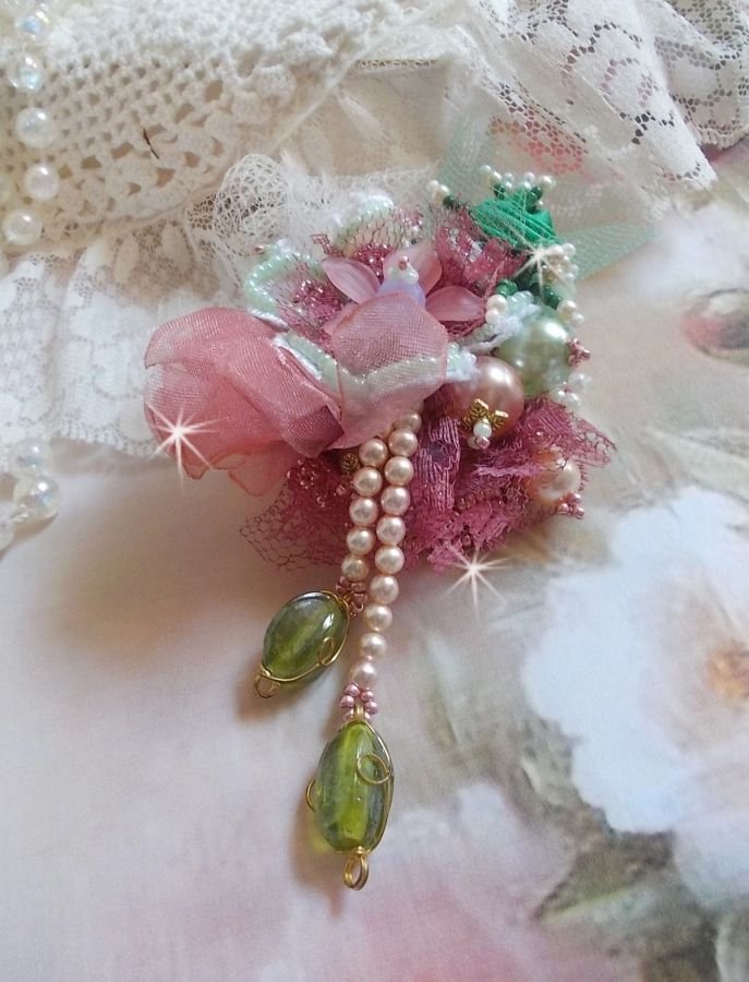 Soft Powdered brosch skapad med spets, organza band, Swarovski pärlor, glaspärlor och fröpärlor. 