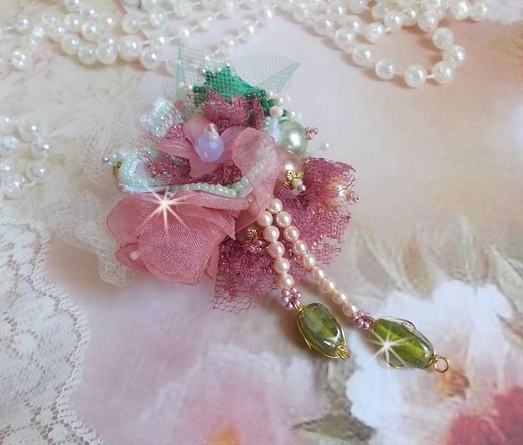 Soft Powdered brosch skapad med spets, organza band, Swarovski pärlor, glaspärlor och fröpärlor. 