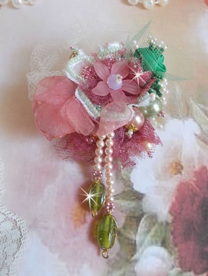 Soft Powdered brosch skapad med spets, organza band, Swarovski pärlor, glaspärlor och fröpärlor. 