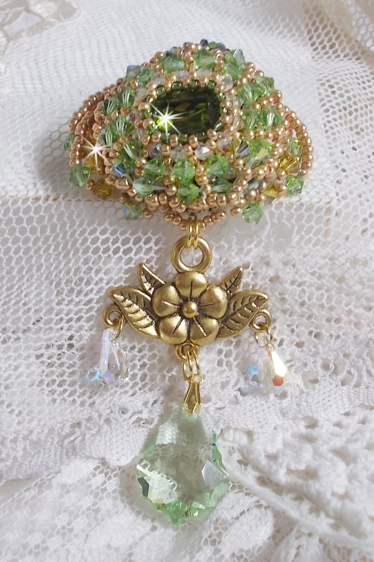 Broche Garden Party brodée avec des cristaux de Swarovski, un cabochon vert Olivine en verre de bohème des années 1960 et des rocailles