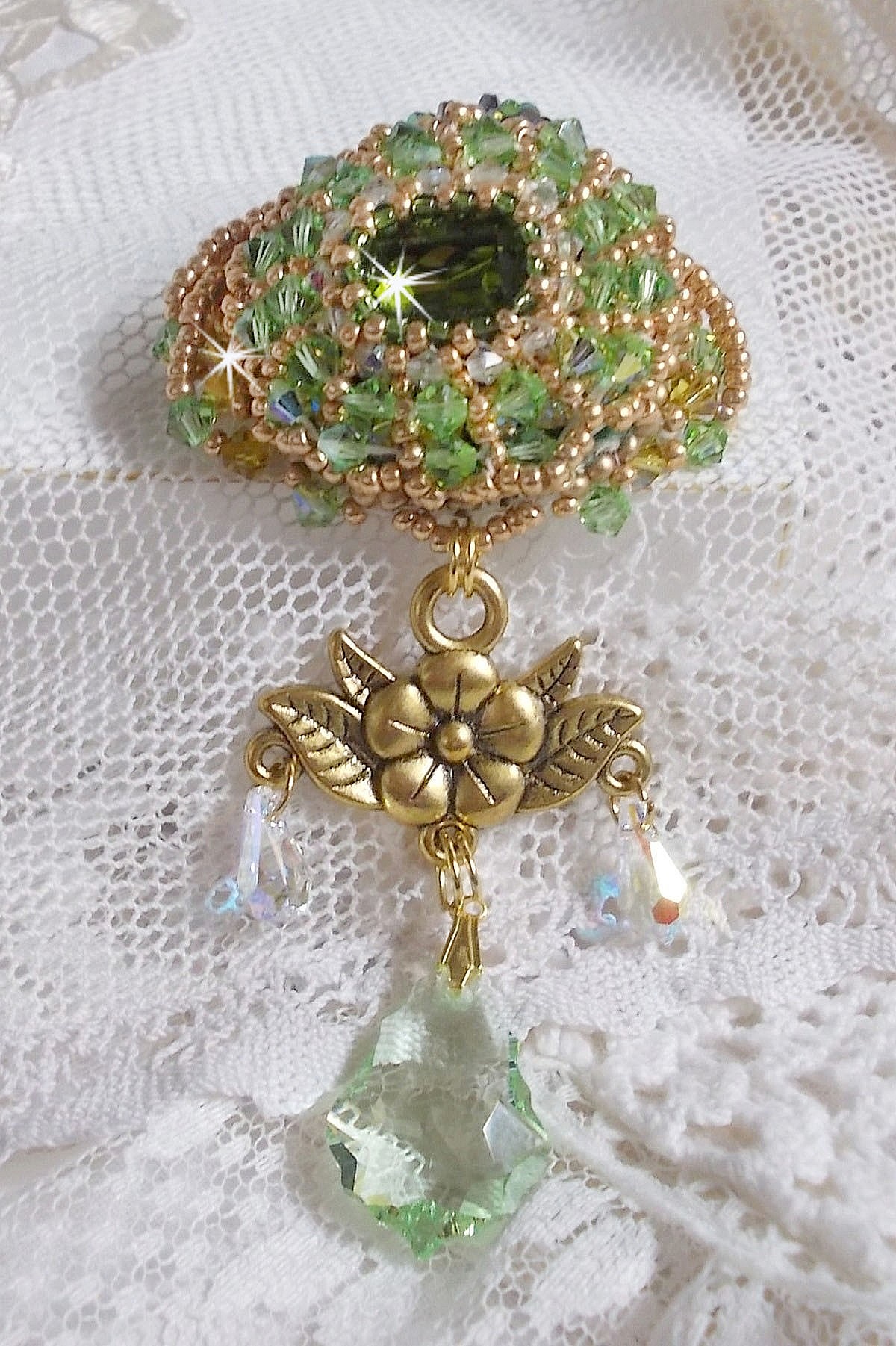 Broche Garden Party brod&eacute;e avec des cristaux de Swarovski, un cabochon vert Olivine en verre de boh&egrave;me des ann&eacute;es 1960 et des rocailles