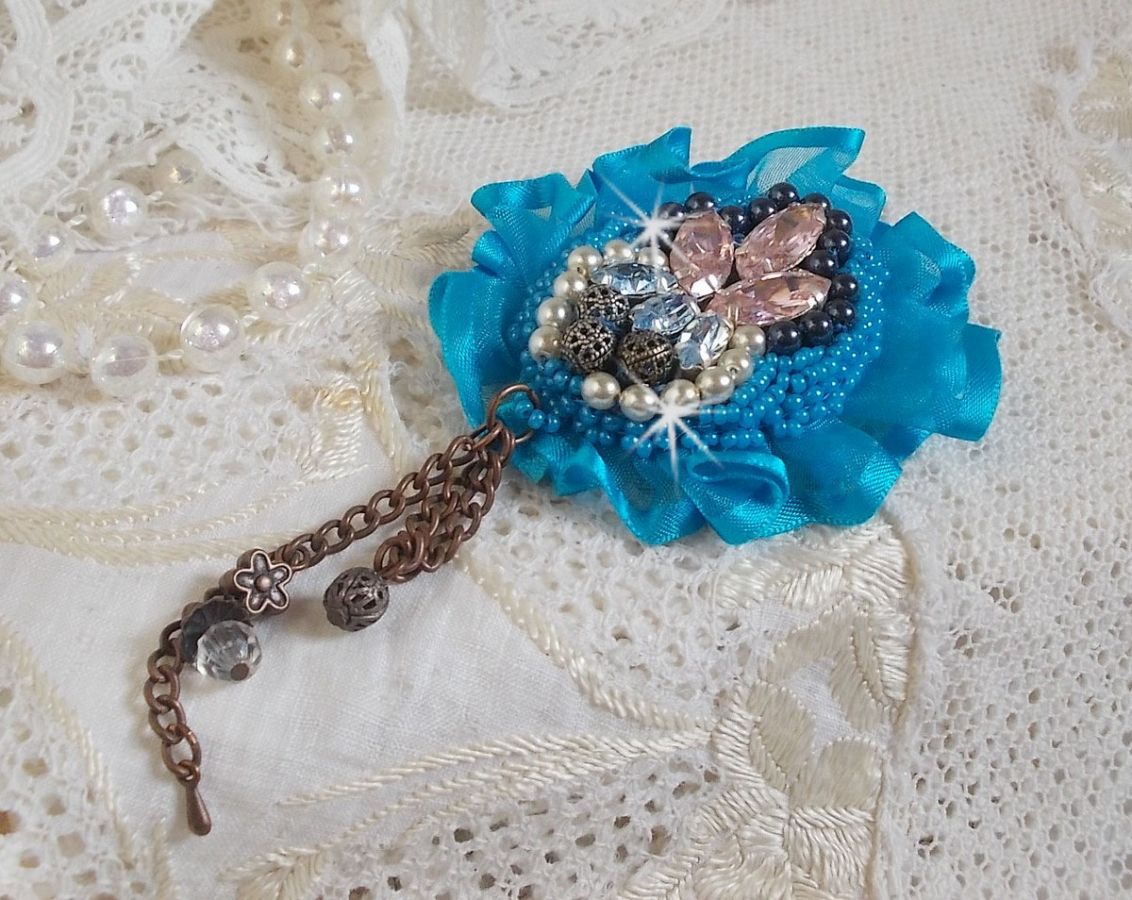 Belle Epoque Haute-Couture brosch är broderad med Swarovski-kristaller, runda pärlor, berlocker, band och fröpärlor.