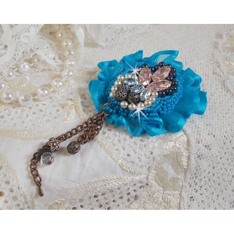 Belle Epoque Haute-Couture brosch är broderad med Swarovski-kristaller, runda pärlor, berlocker, band och fröpärlor.
