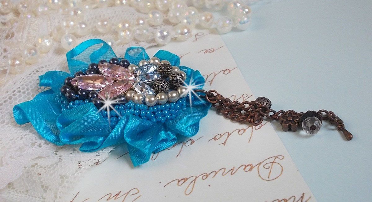 Belle Epoque Haute-Couture brosch är broderad med Swarovski-kristaller, runda pärlor, berlocker, band och fröpärlor.
