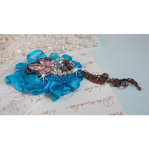Belle Epoque Haute-Couture brosch är broderad med Swarovski-kristaller, runda pärlor, berlocker, band och fröpärlor.